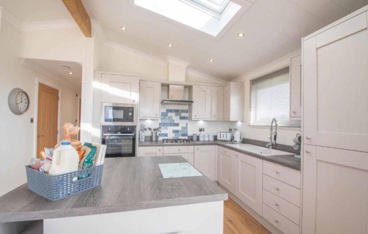 Luxury Family Beechwood Lodge With Hot Tub Lochwinnoch Exterior foto