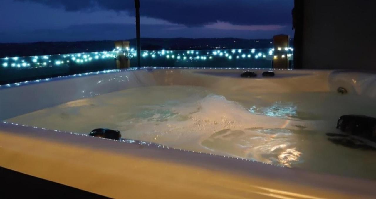 Luxury Family Beechwood Lodge With Hot Tub Lochwinnoch Exterior foto